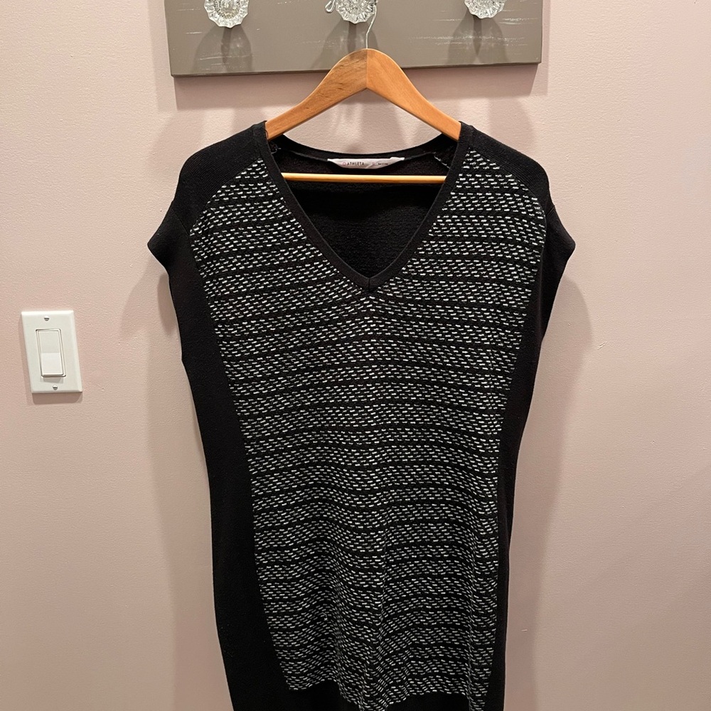 ATHLETA Black and White Knit V-Neck Dress